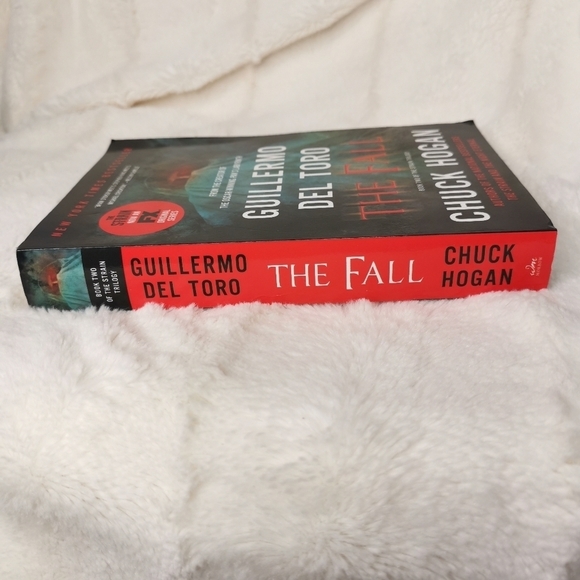 🩵3/$25🩵The Fall Paperback by Chuck Hogan and Guillermo Del  Toro‎ - Picture 3 of 4